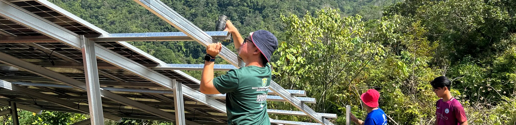 Members of Tobpinai Ningkokoton Kuburuon Kampung (Tonibung) constructing solar panels